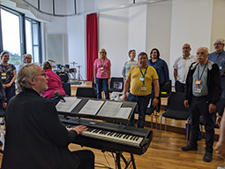 auf zur nächsten Runde ... Singen, Lachen und Gemeinschaft genießen